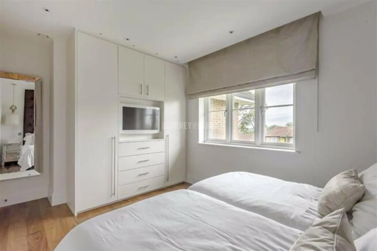 Hammers Lane, Mill Hill, NW7, photo 13