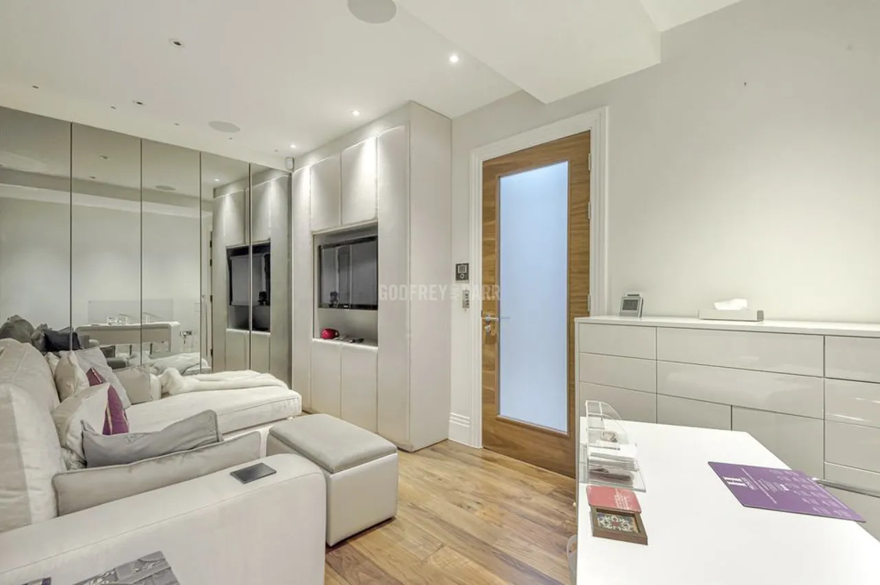 Hammers Lane, Mill Hill, NW7, photo 11