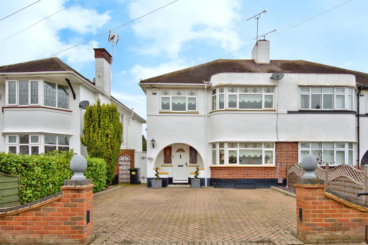 3 bed house for sale — Woodgrange Drive, Southend-on-Sea, Essex, SS1