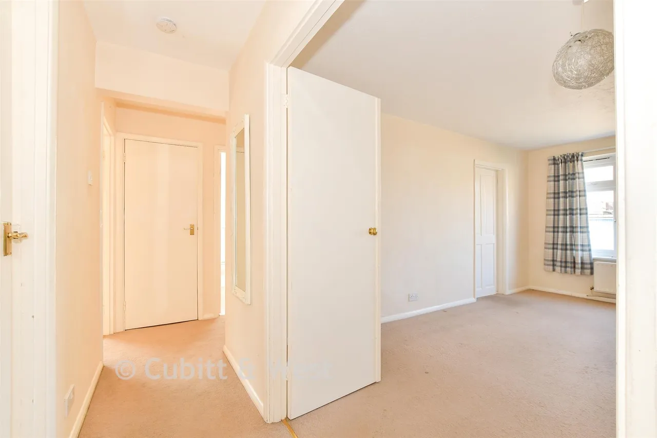 Castle Close, Reigate, RH2, photo 9