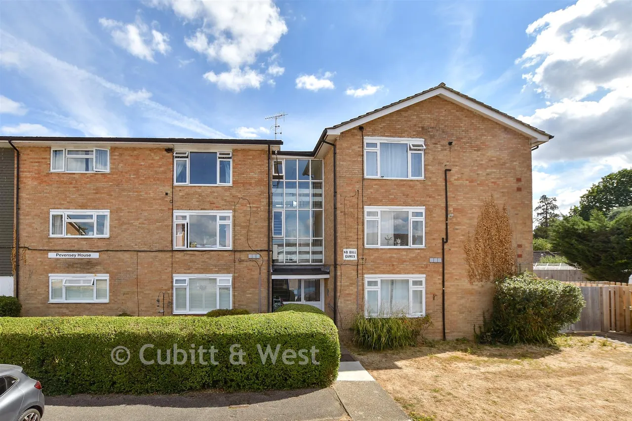 2 bed flat for sale, Castle Close, Reigate, RH2