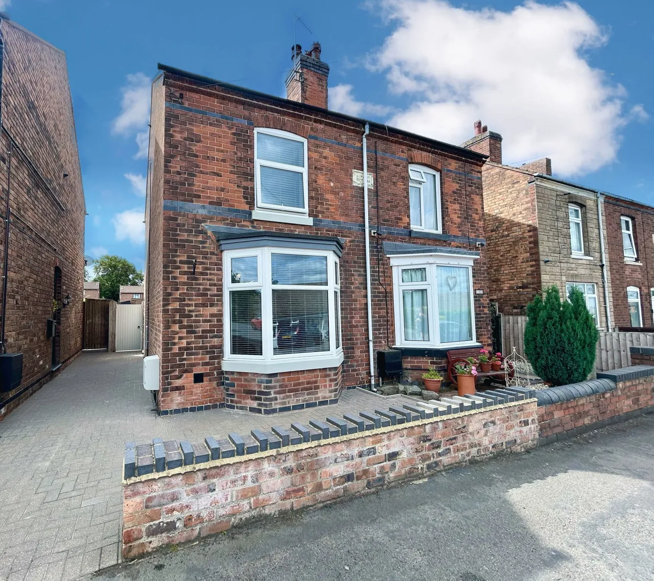 3 bed house for sale — Gresley Wood Road, Church Gresley, Swadlincote, DE11 9QN