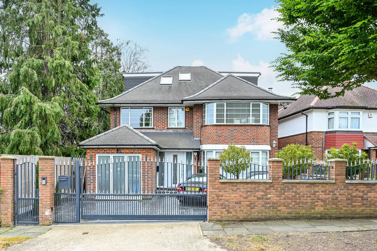 7 bed house to rent — 91 Robin Hood Lane, London