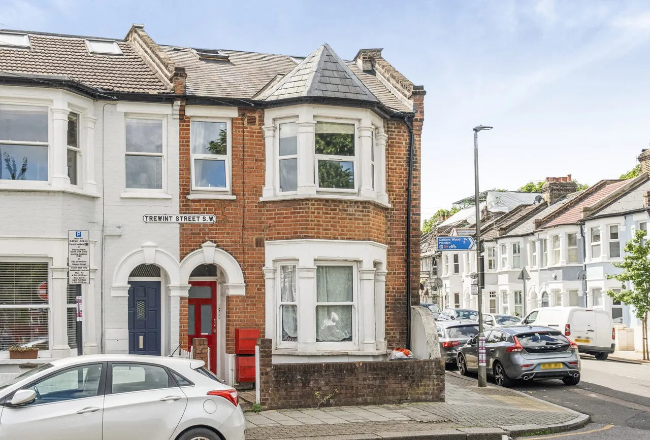 4 bed flat for sale — Trewint Street, London, SW18 4HB