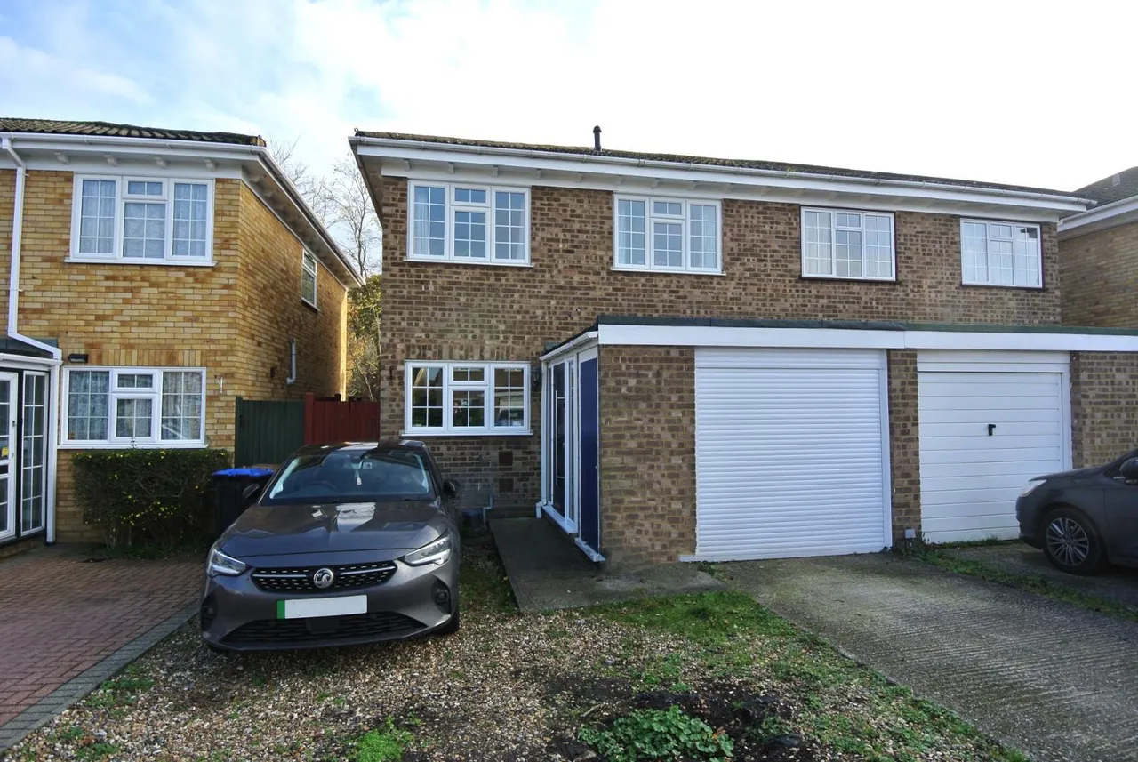 3 bed house for sale — Bates Walk, Addlestone, Surrey, KT15 2DQ