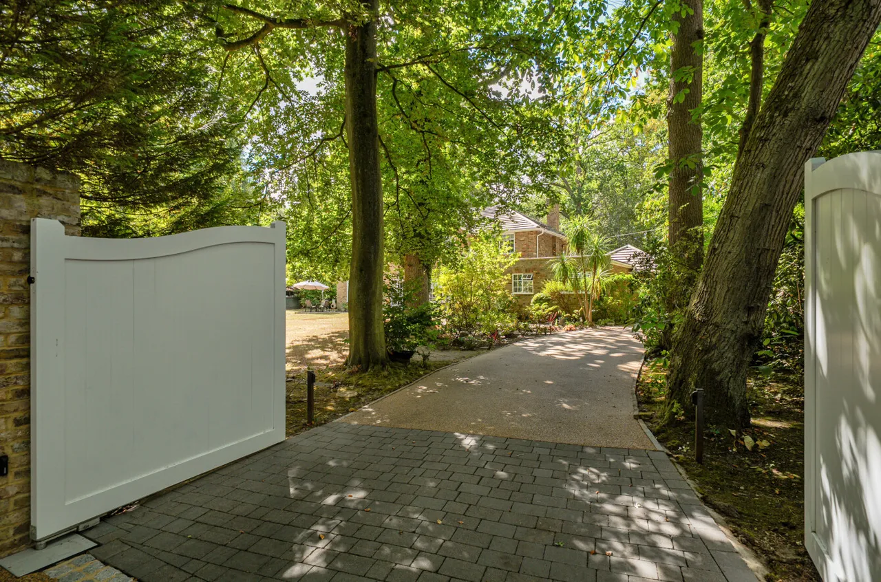 Hook Heath Road, Woking, GU22, photo 2