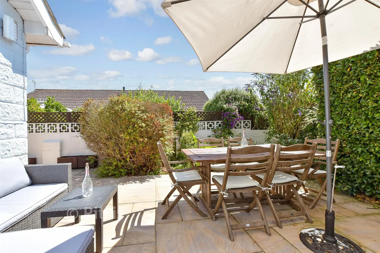 Nicholas Close, Brading, PO36, photo 14