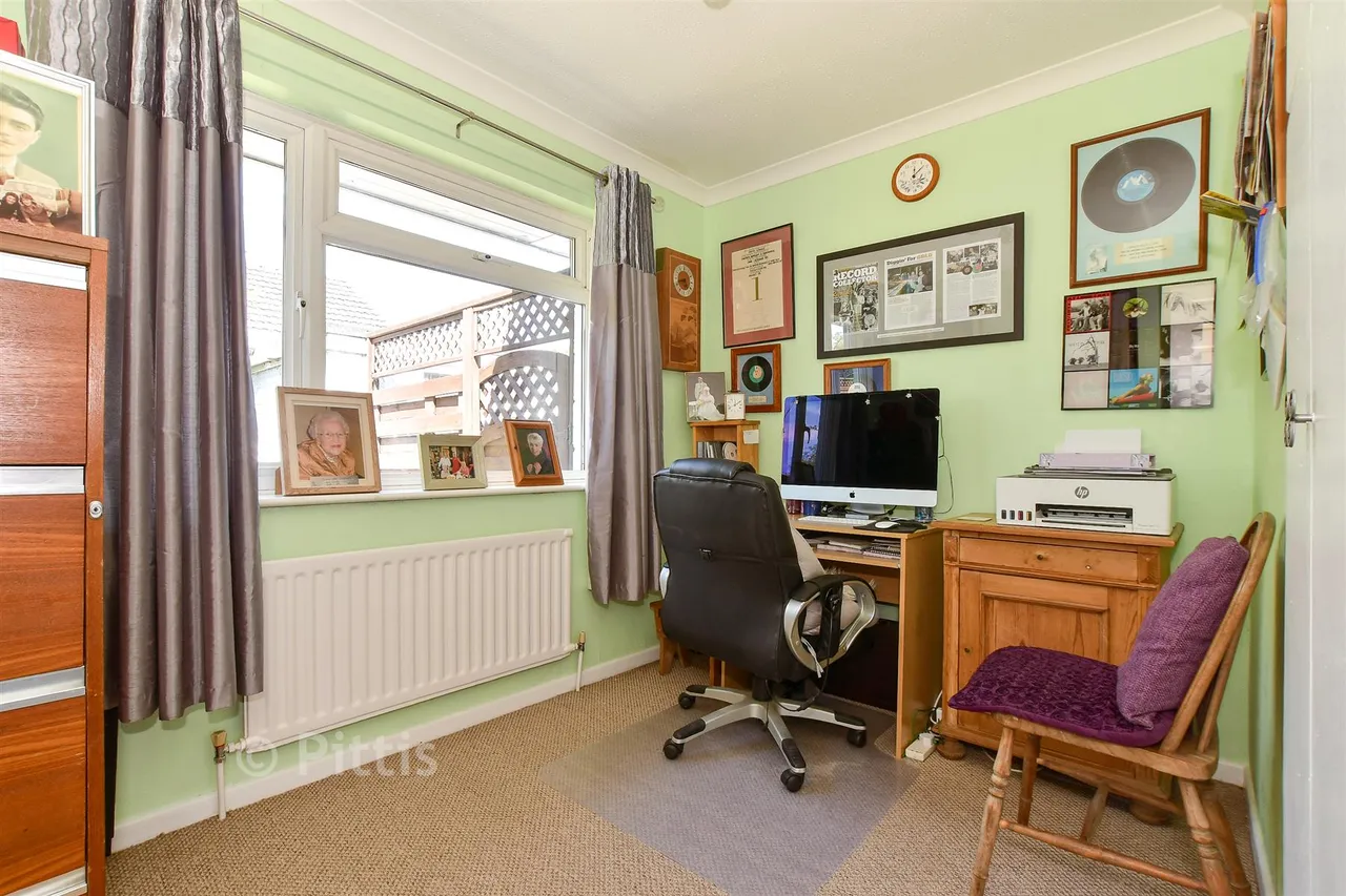 Nicholas Close, Brading, PO36, photo 11