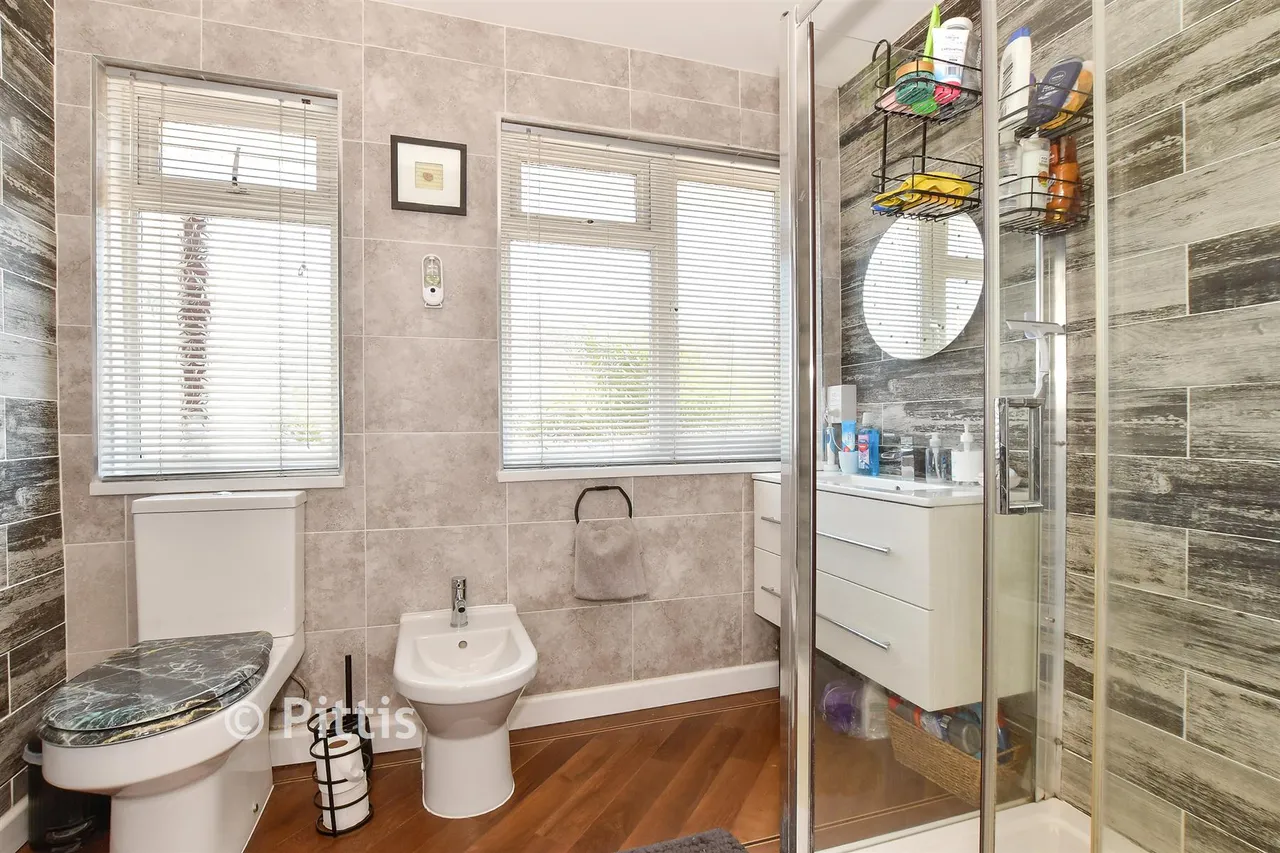 Nicholas Close, Brading, PO36, photo 12