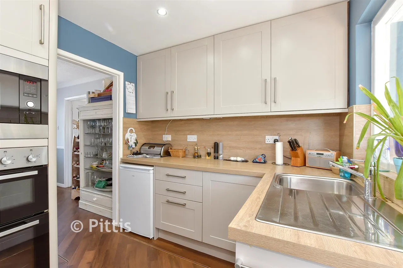 Nicholas Close, Brading, PO36, photo 6