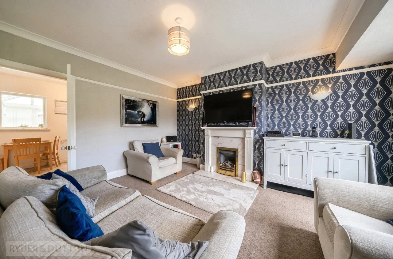 Wakefield Road, Bailiff Bridge, HD6, photo 4