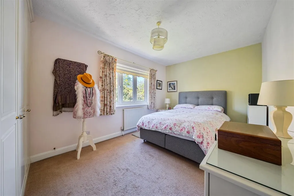 Hunters Chase, Caversham, photo 25