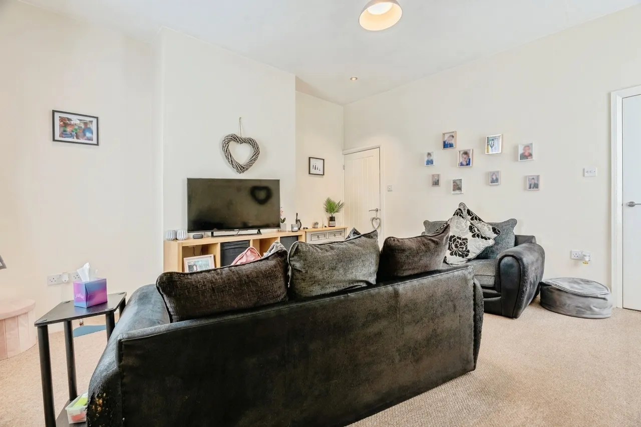 Brunshaw Road, Burnley, BB10, photo 2