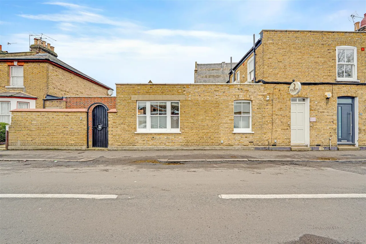 1 bed flat for sale, High Street, Hampton Hill, TW12