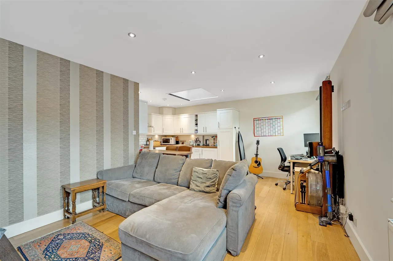 High Street, Hampton Hill, TW12, photo 2