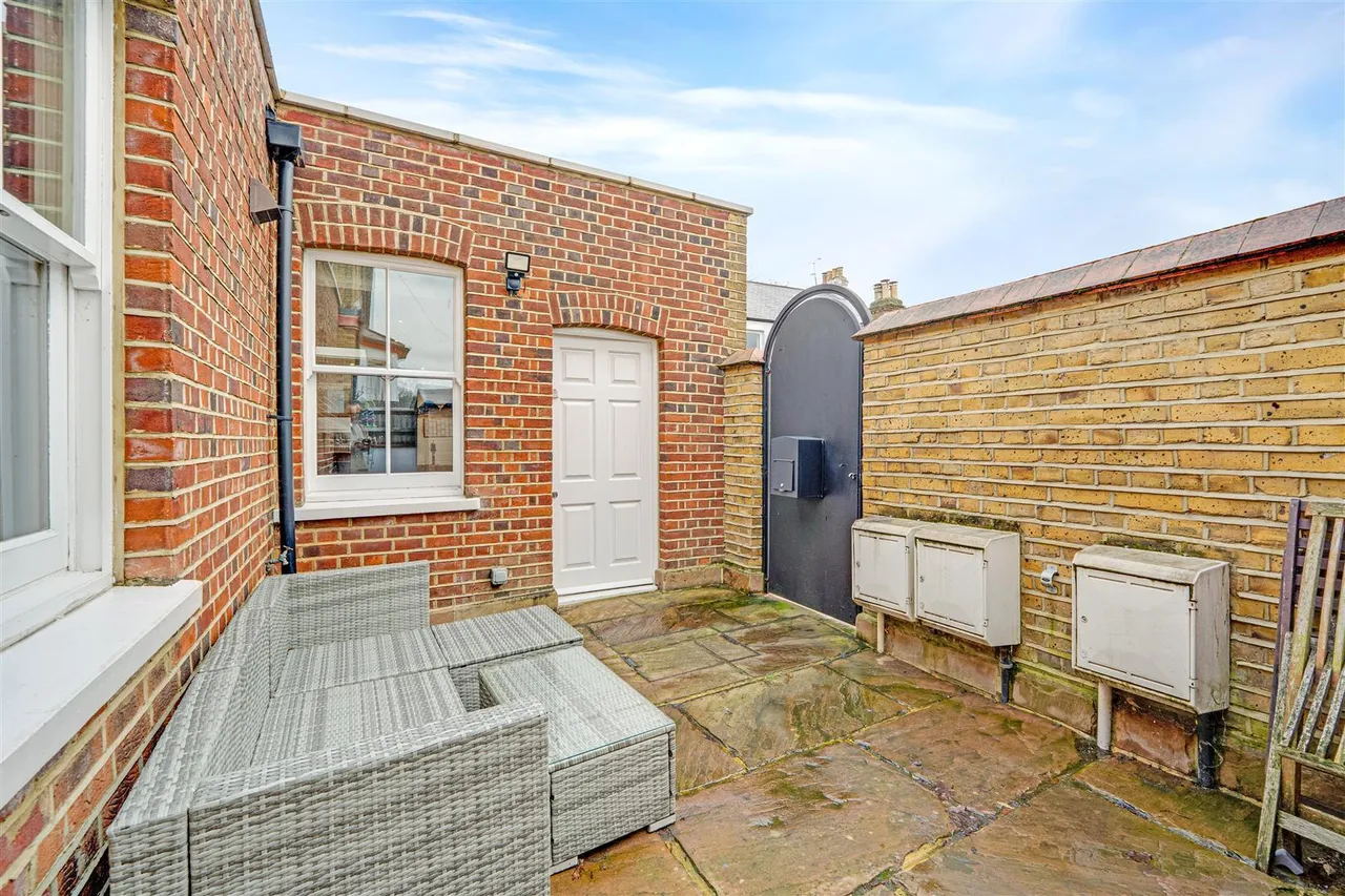 High Street, Hampton Hill, TW12, photo 8