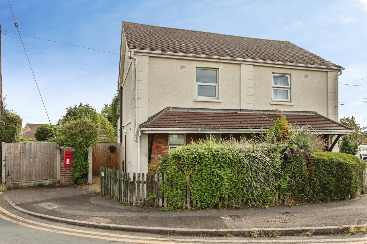 2 bed house for sale, Daws Heath Road, Benfleet, SS7