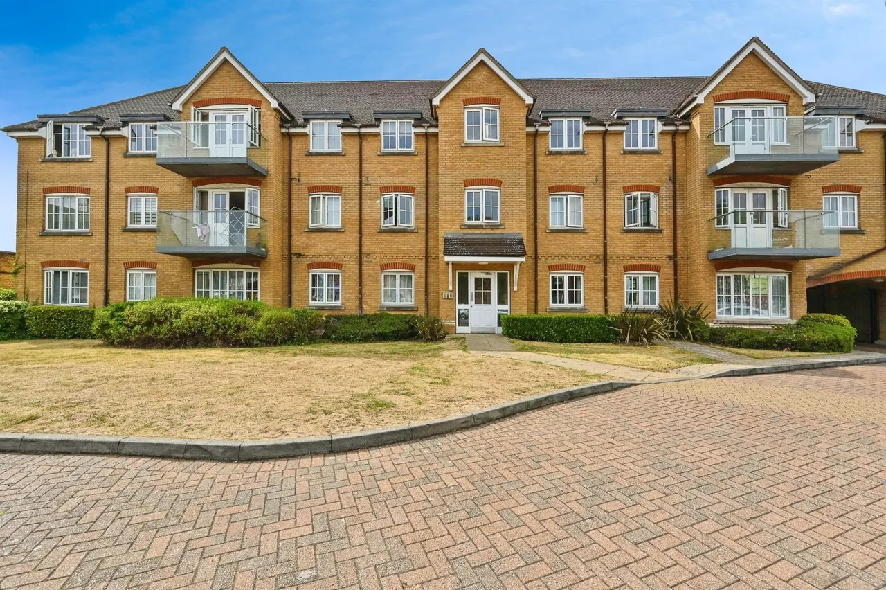 2 bed flat for sale — St. Albans Road, Watford