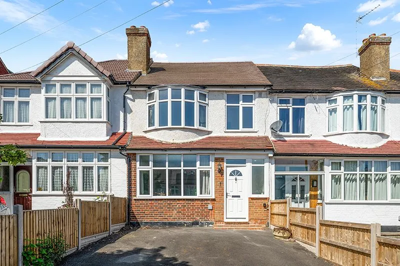 3 bed house for sale — Stoneleigh Avenue, Worcester Park, Surrey, KT4 8XZ