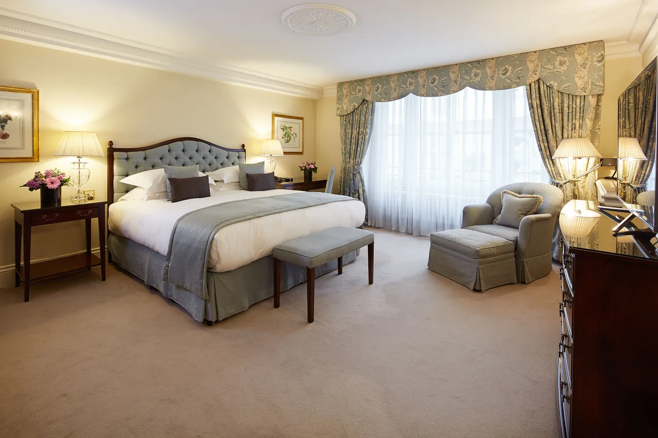 Luxury Three Bedroom, Cheval Hyde Park Gate, 2-4 Hyde Park Gate, London, photo 3