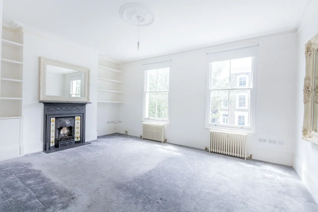 2 bed flat to rent — Top Floor, 15 Oakley Road, London