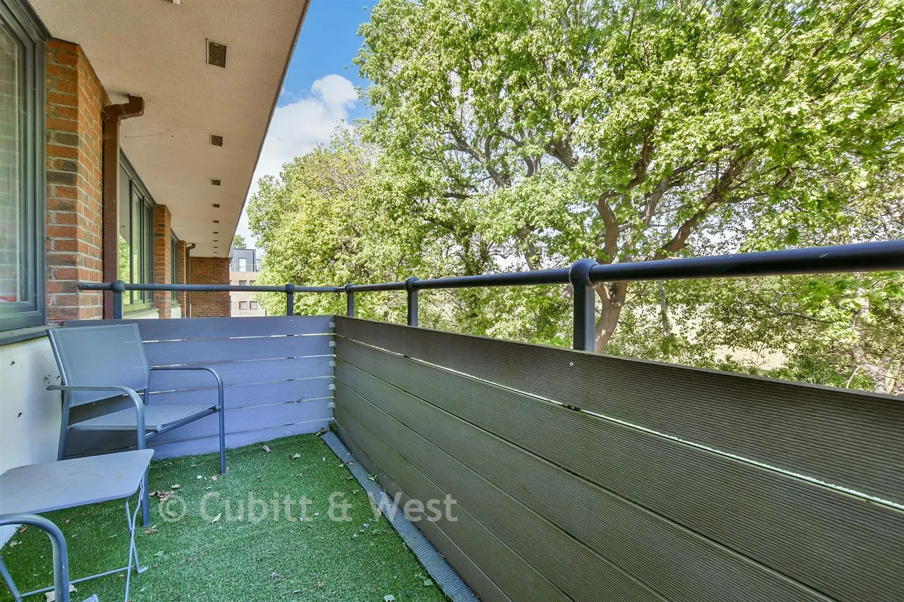 Challenge Court, Leatherhead, KT22, photo 11