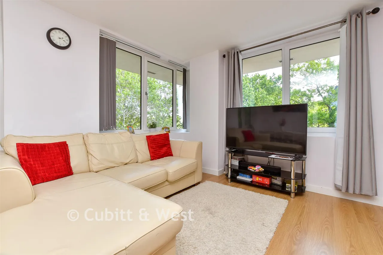 Challenge Court, Leatherhead, KT22, photo 3