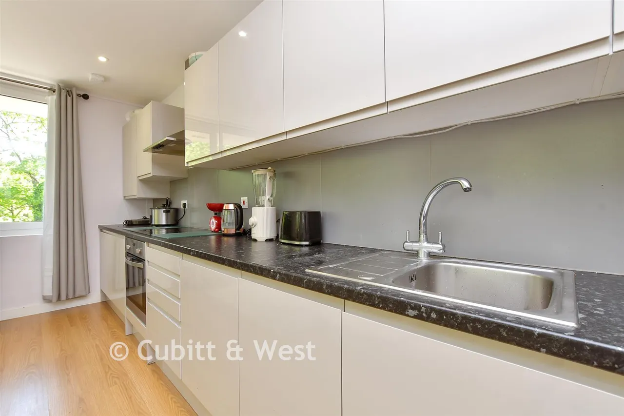 Challenge Court, Leatherhead, KT22, photo 8