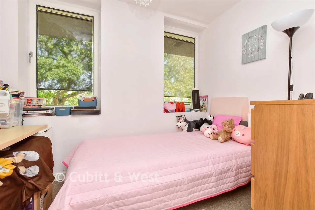 Challenge Court, Leatherhead, KT22, photo 7