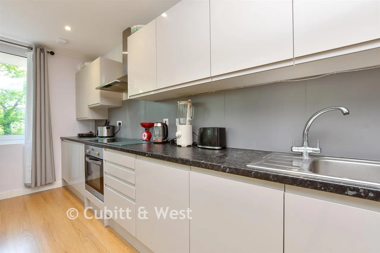 Challenge Court, Leatherhead, KT22, photo 5