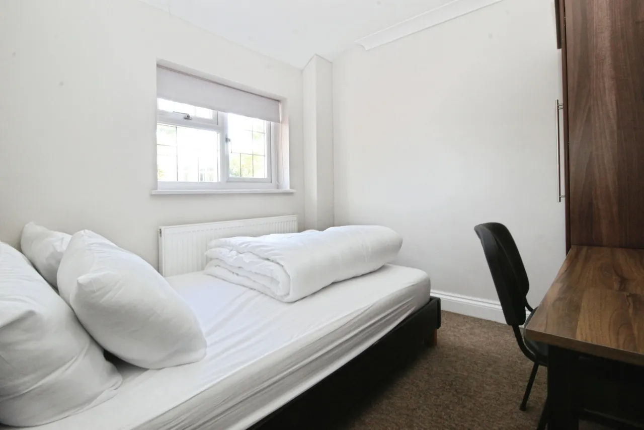 Langham Place, Egham, TW20, photo 11