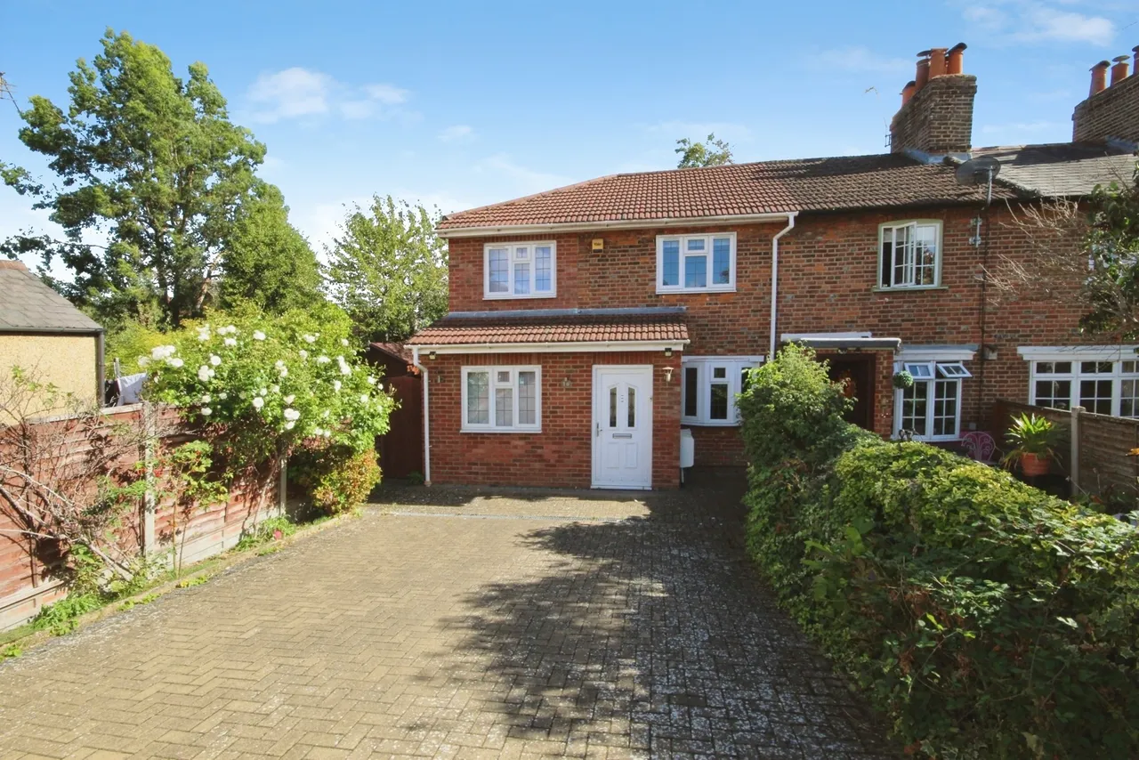 4 bed house to rent, Langham Place, Egham, TW20