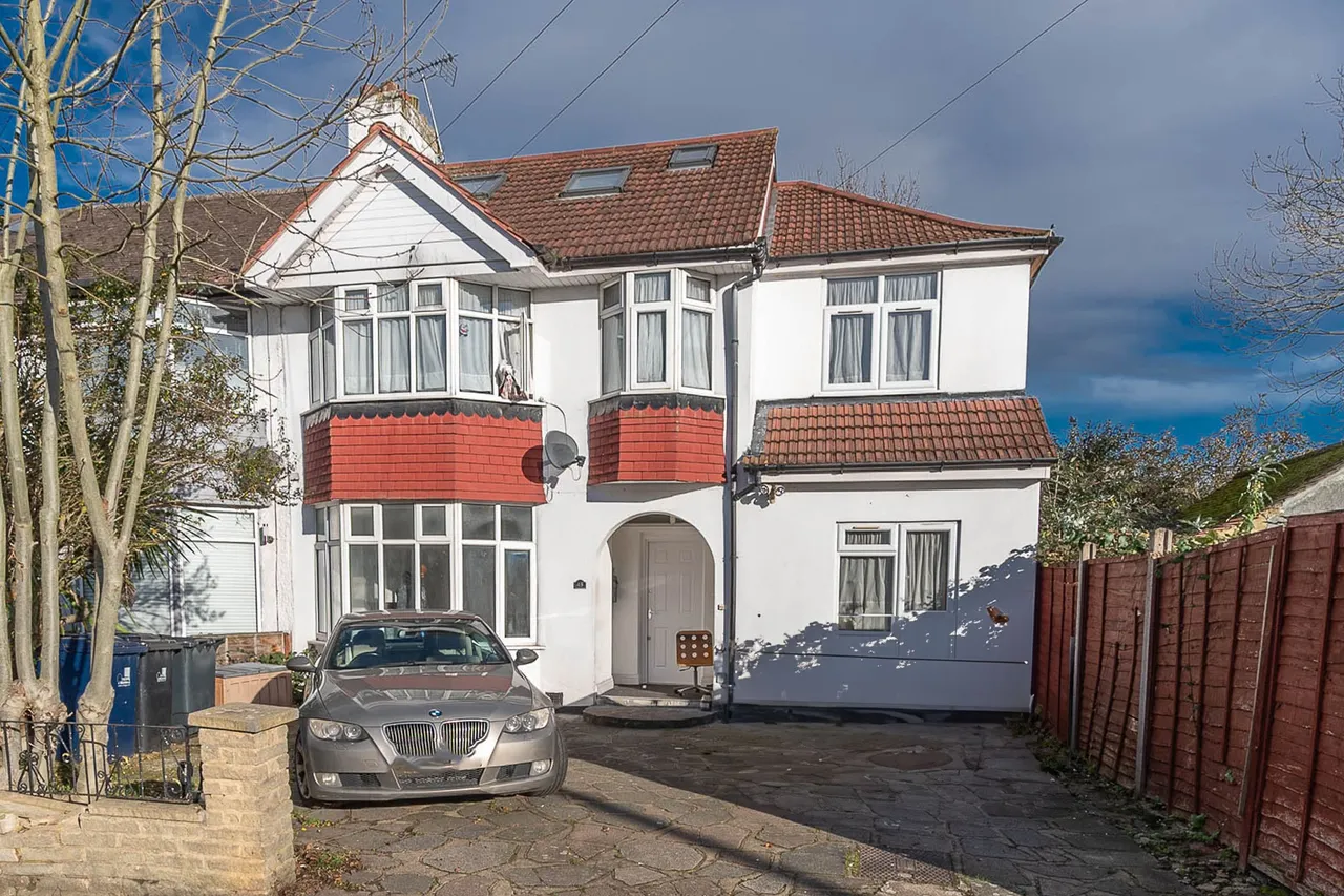 4 bed flat to rent — 45a, Eskdale Avenue, Northolt