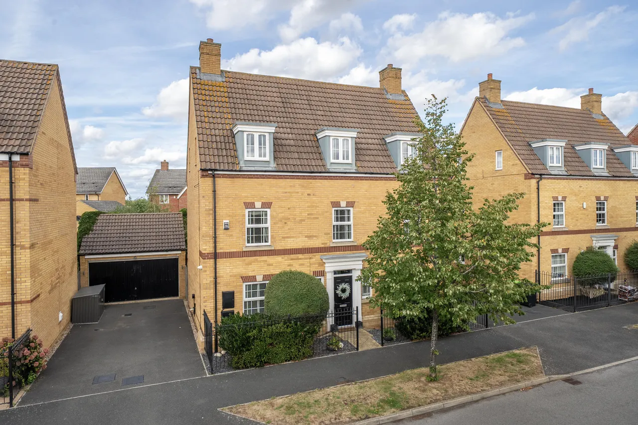 5 bed property for sale — Ashmead Road, Bedford