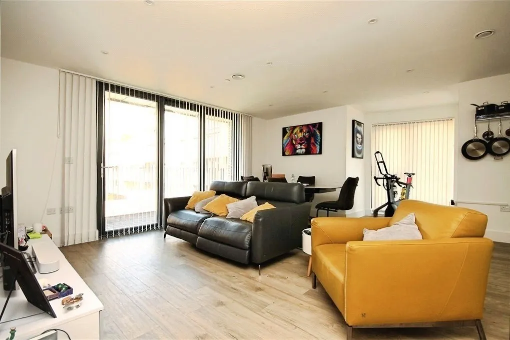 2 bed flat to rent, Fairfield Avenue, Staines-upon-Thames, TW18