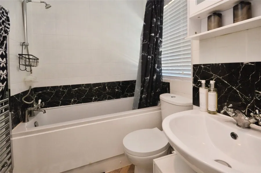 Bungalow Under Offer with 1 bedroom in Cedar Court, Bishops Stortford, CM23, photo 6