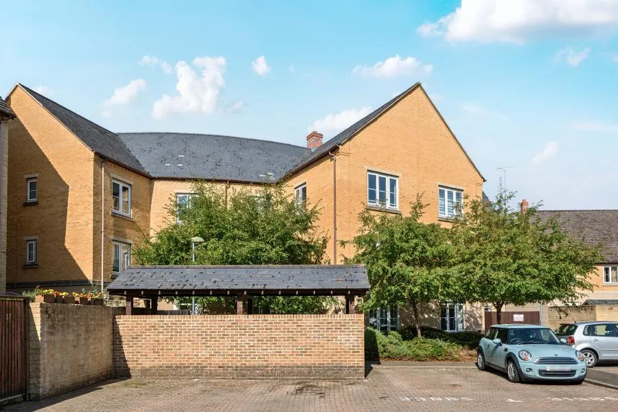 2 bed flat to rent, New Bridge Street, Witney, OX28