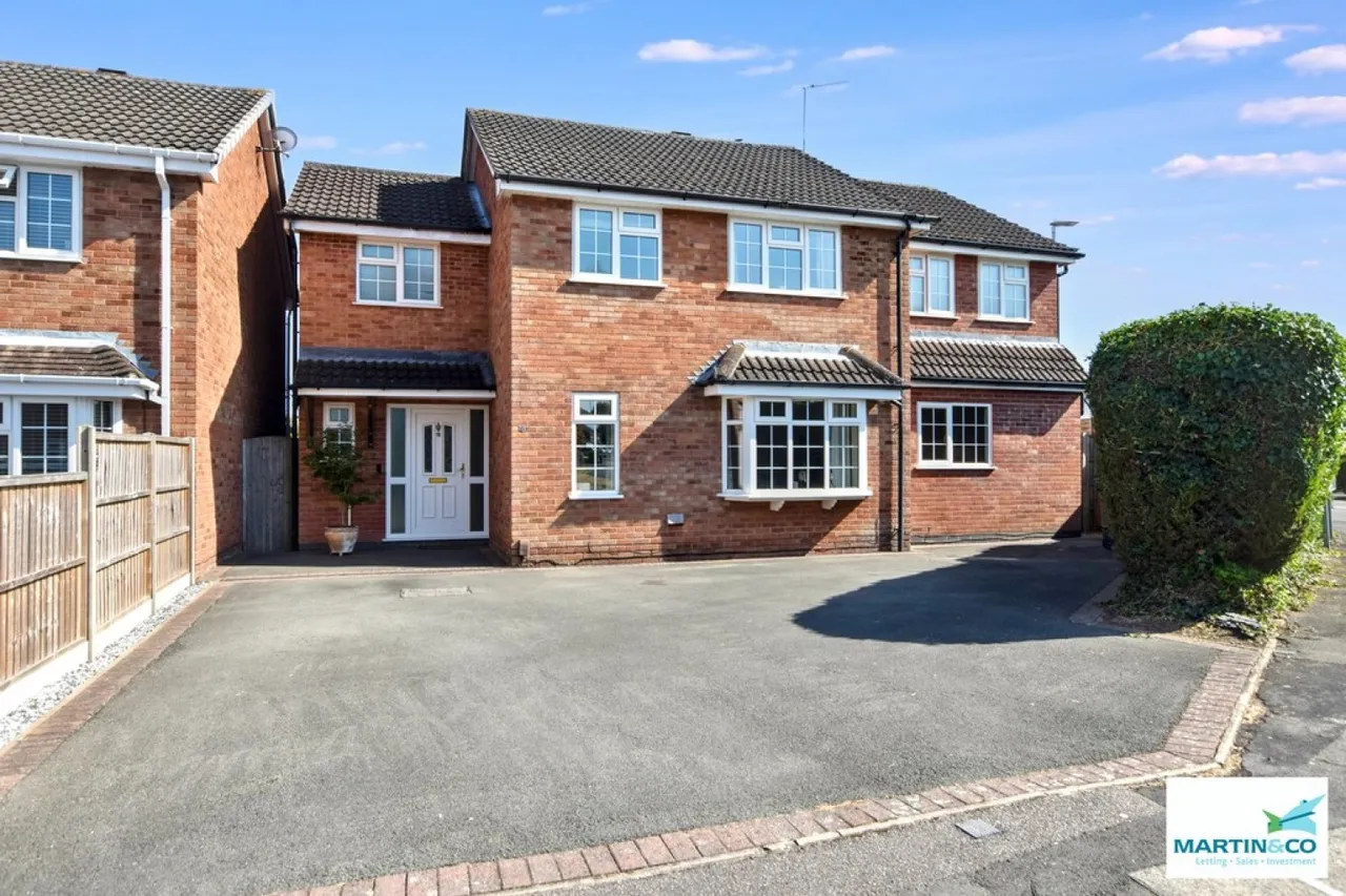 5 bed house for sale — Blenheim Close, Hinckley