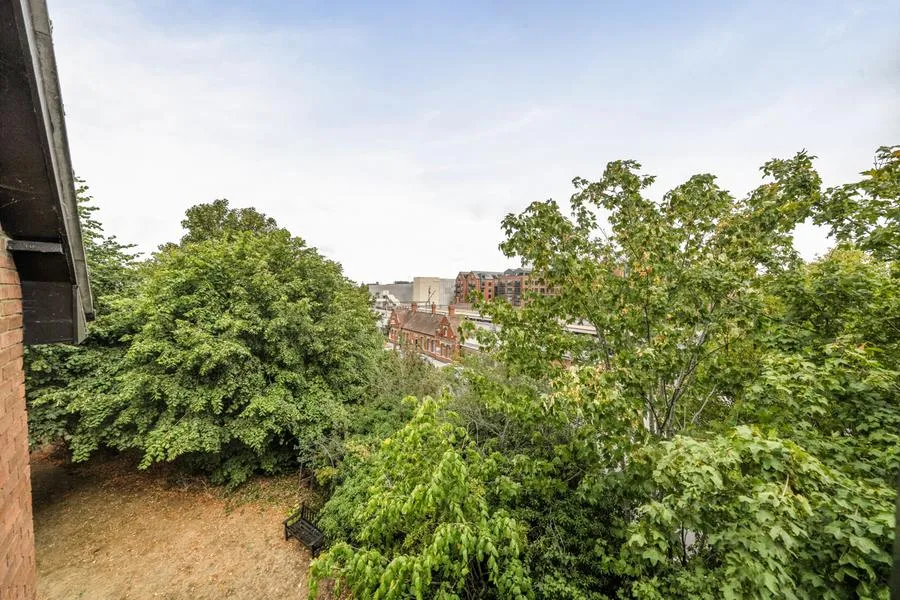 Ashridge Court, Newbury, RG14, photo 20