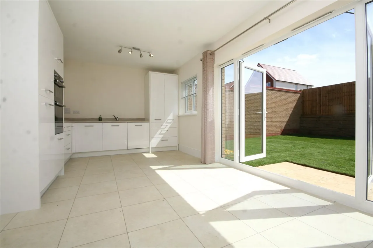 4 bed house to rent, Honeysuckle Avenue, Cheltenham, GL53