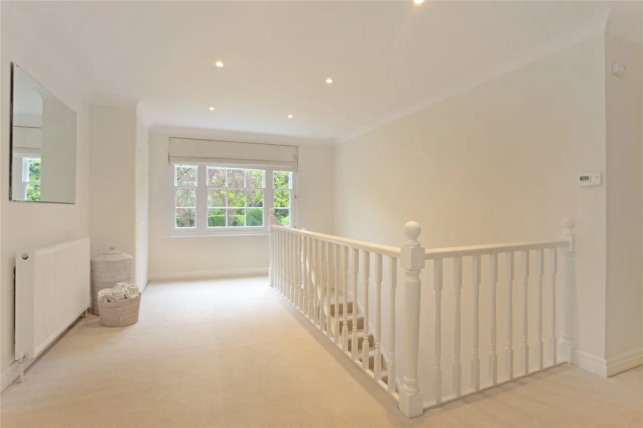 Grenville Close, Cobham, KT11, photo 8