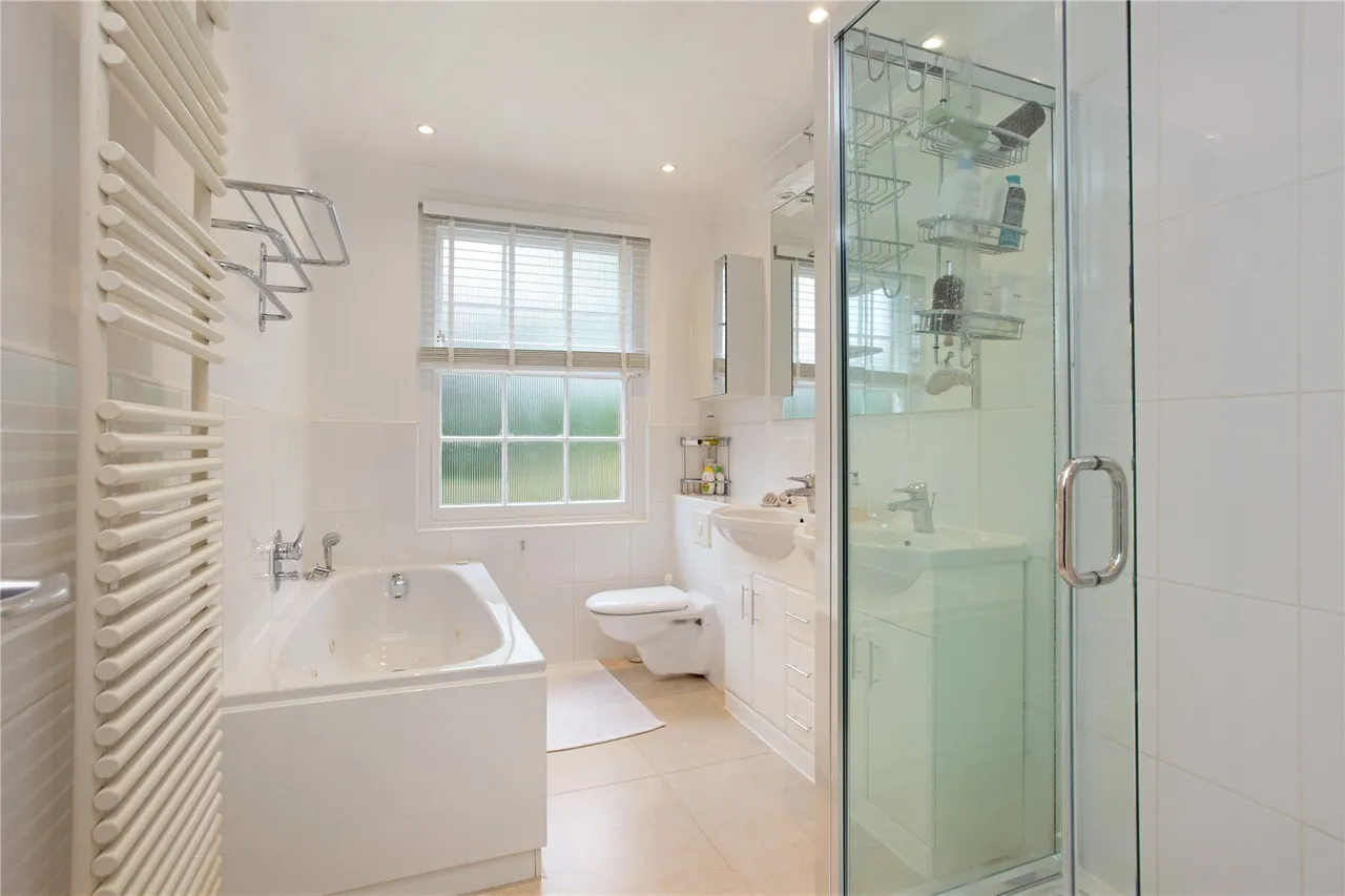 Grenville Close, Cobham, KT11, photo 10