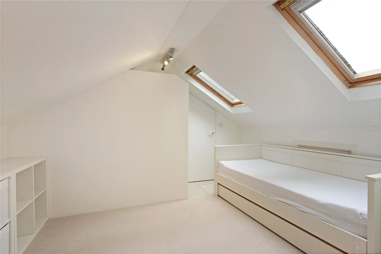 Grenville Close, Cobham, KT11, photo 11
