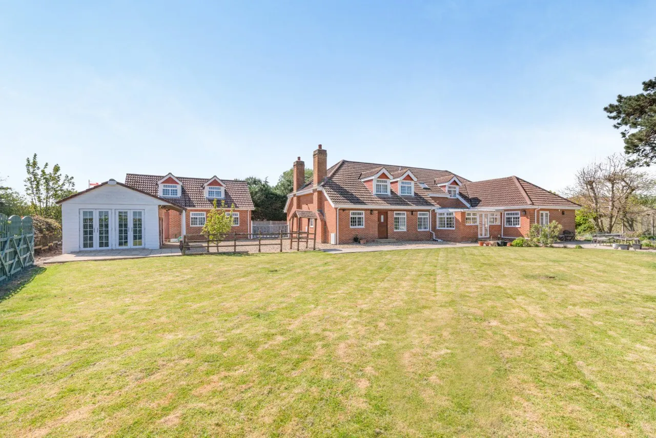 St. Marys Road, Hayling Island, Hampshire, PO11 9DB, photo 2