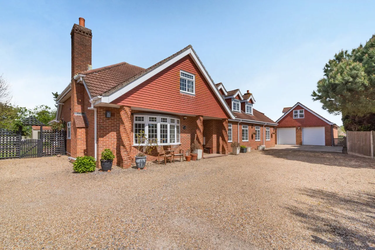 4 bed house for sale — St. Marys Road, Hayling Island, Hampshire, PO11 9DB