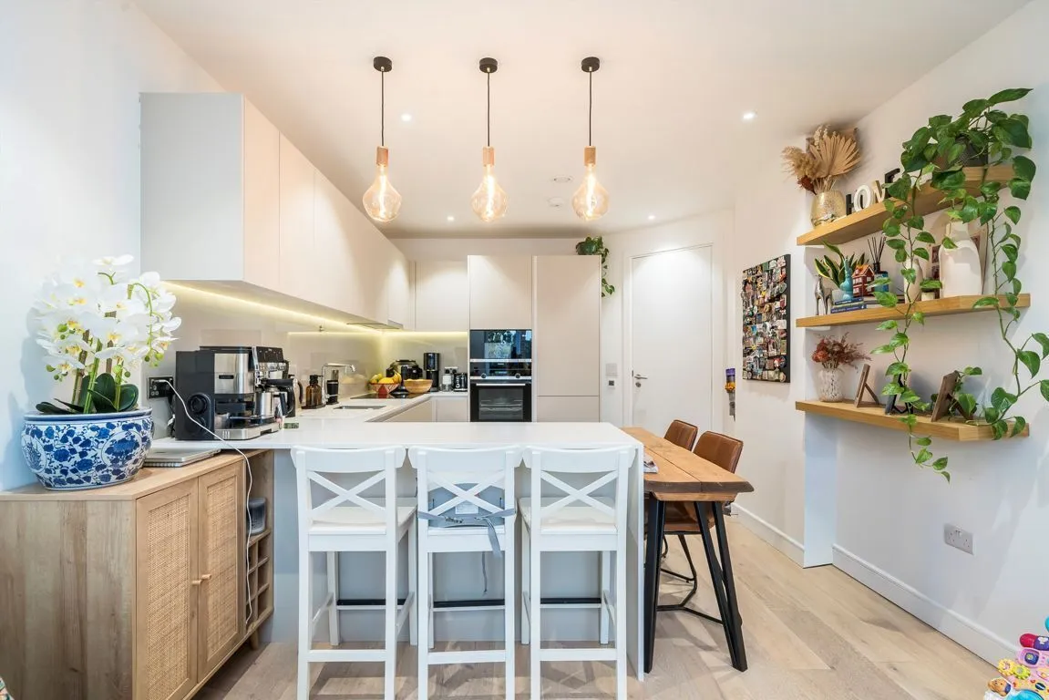 2 bed property to rent, Chiswick High Road, W4