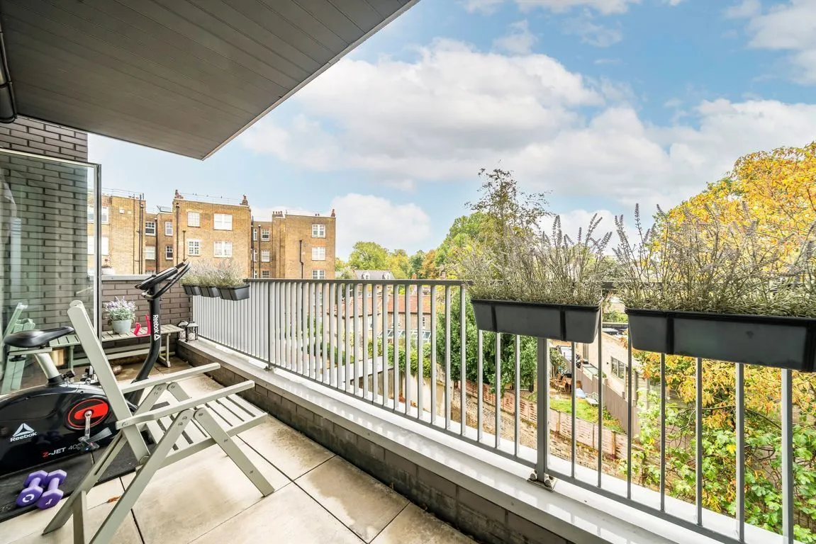 Chiswick High Road, W4, photo 8