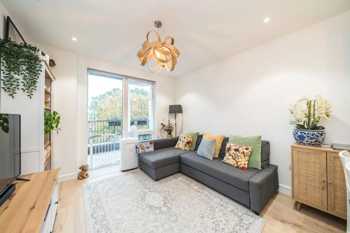 Chiswick High Road, W4, photo 3