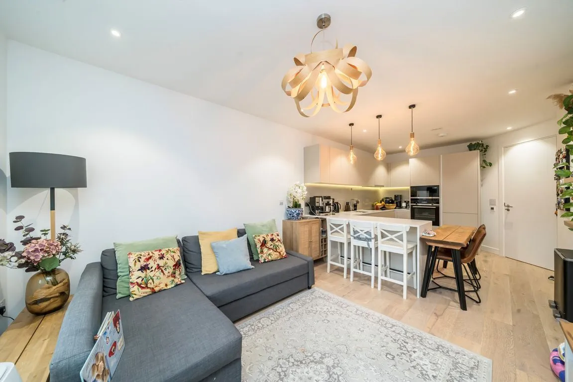 Chiswick High Road, W4, photo 2