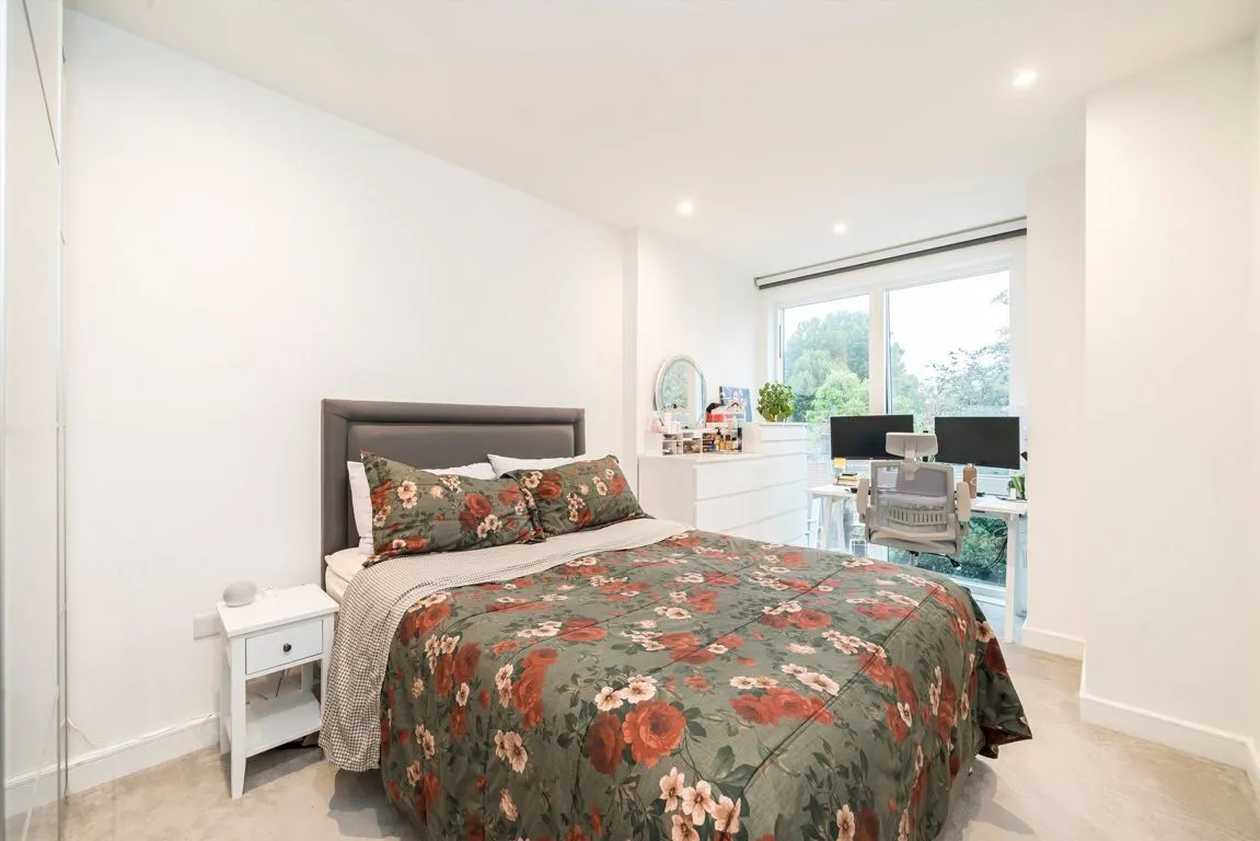 Chiswick High Road, W4, photo 5